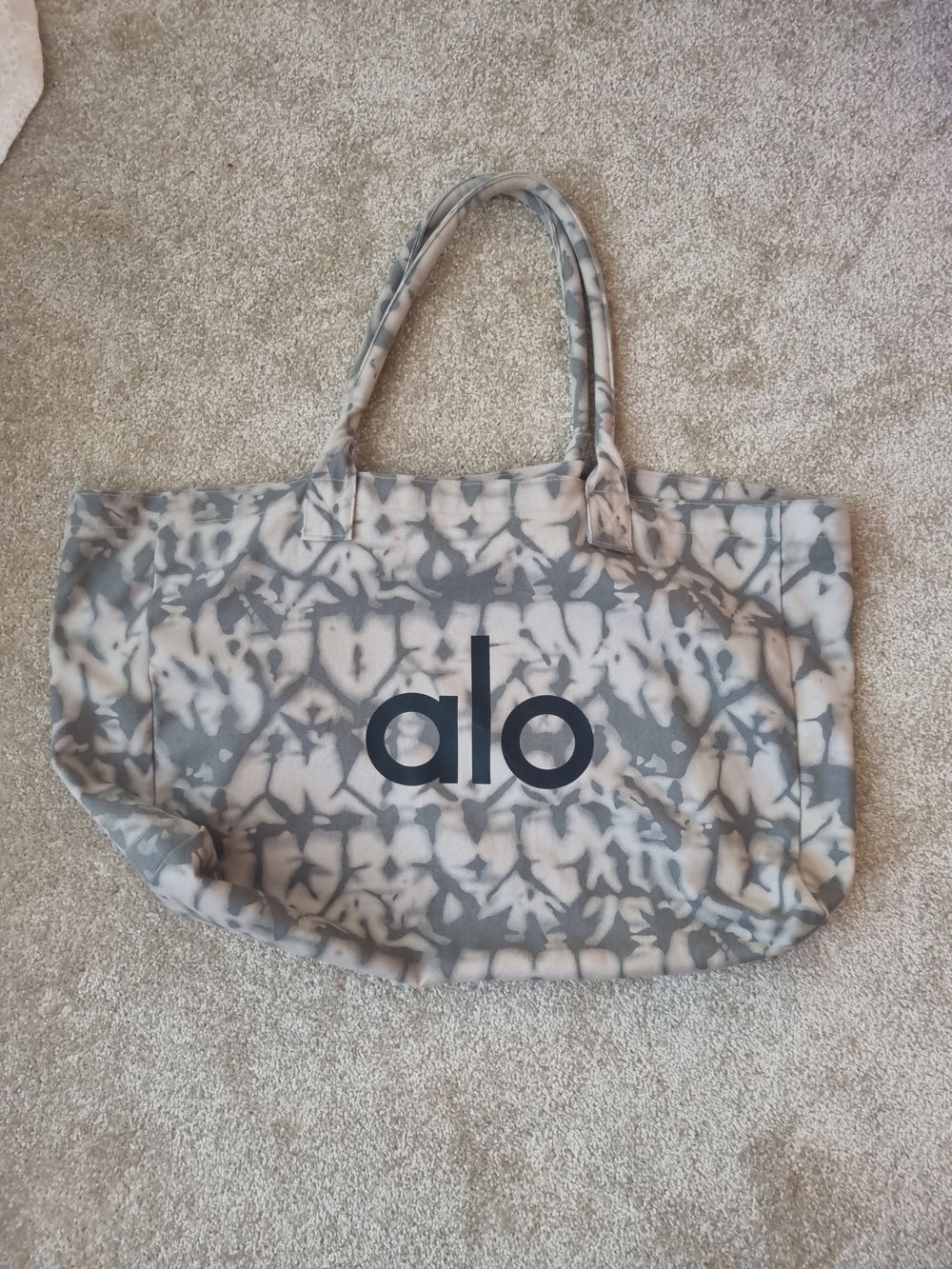ALO Yoga Tie-Dye Tote in Gray and Cream